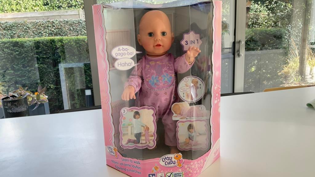 Babypop chou chou, leert stappen en kruipen, lacht en praat, Ophalen of Verzenden, Nieuw, Babypop
