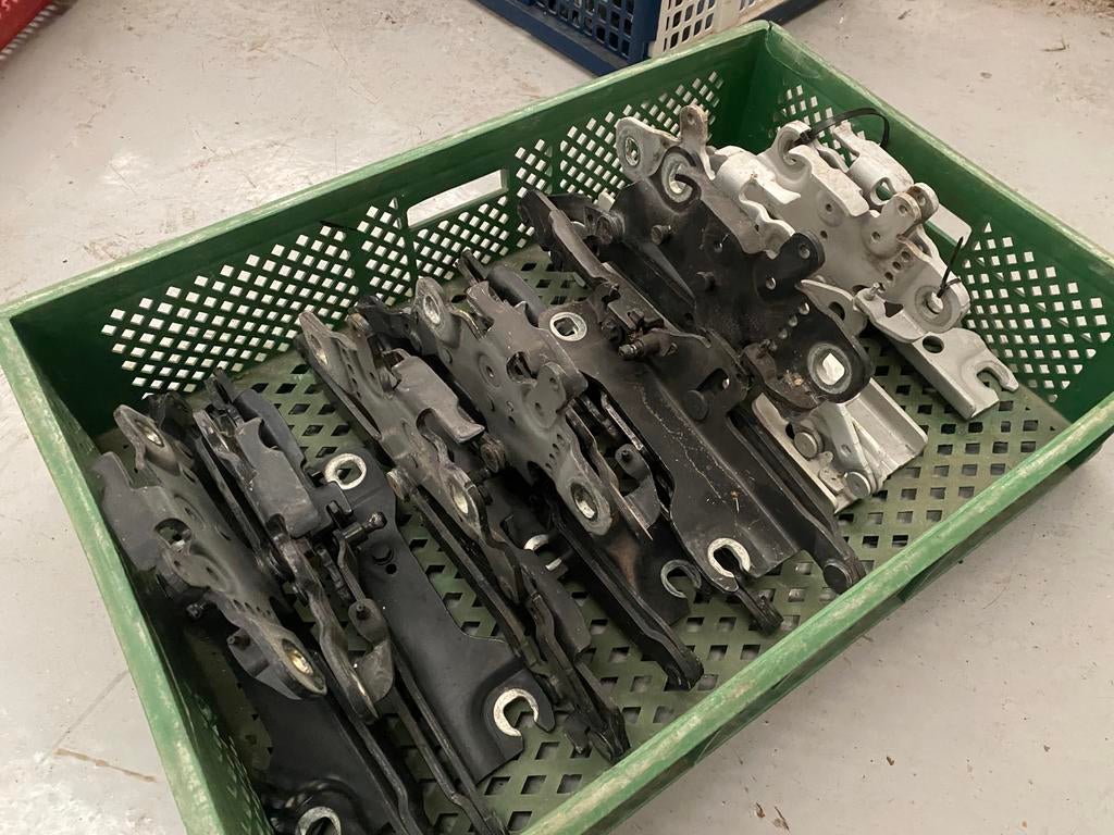 Rechterkapscharnieren BMW F20 F21 F21 F30 F30 F31 F32 F34 72, Ophalen, Gebruikt, BMW, Motorkap