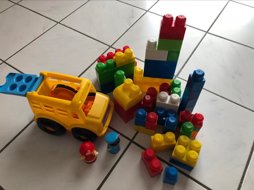 Megabloks bouwblokken + busje met 2 poppetjes, Kinderen en Baby's, Speelgoed | Bouwstenen, Ophalen, Zo goed als nieuw, Megabloks