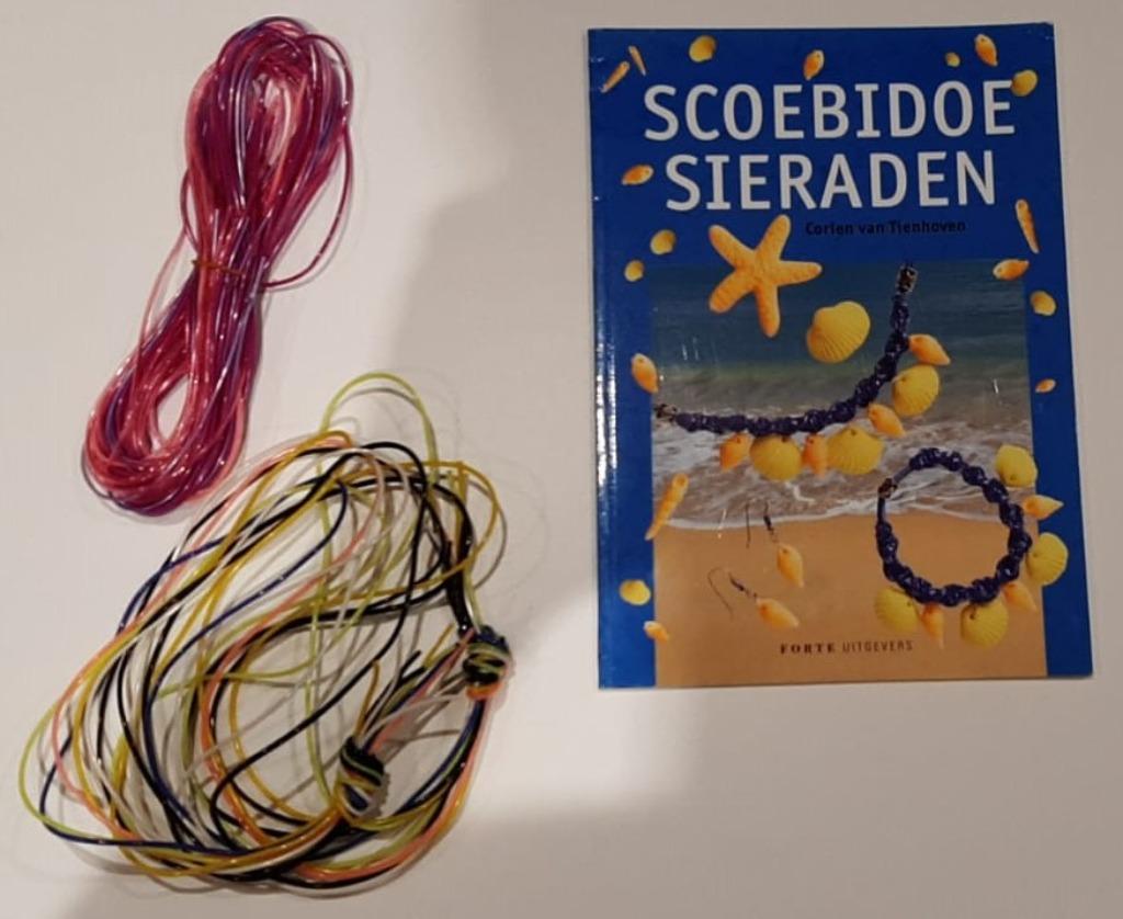 Boek scoebidoe sierraden + scoebidoe touwtjes, Bijoux, Sacs & Beauté, Colliers, Enlèvement, Comme neuf, Autres couleurs, Synthétique