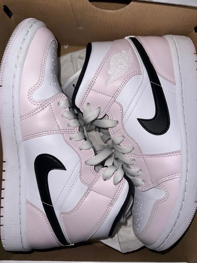 Nike Air Jordan 1 Mid Barely Rose 38,5, Ophalen of Verzenden, Zo goed als nieuw