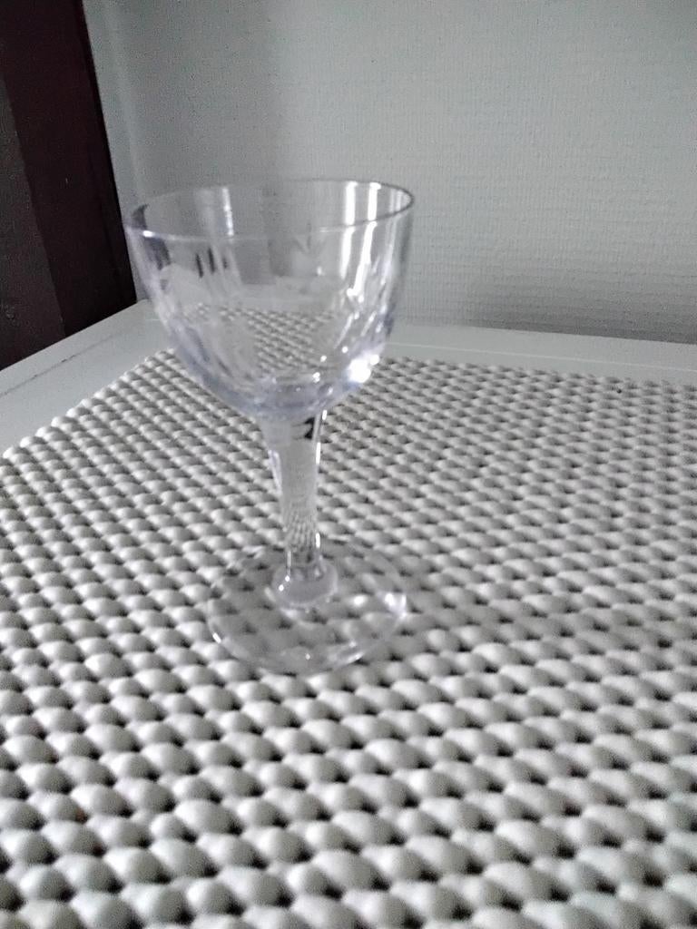 Vintage - Verre à  goutte ciselé sur pied de 10 cm, Enlèvement ou Envoi, Comme neuf