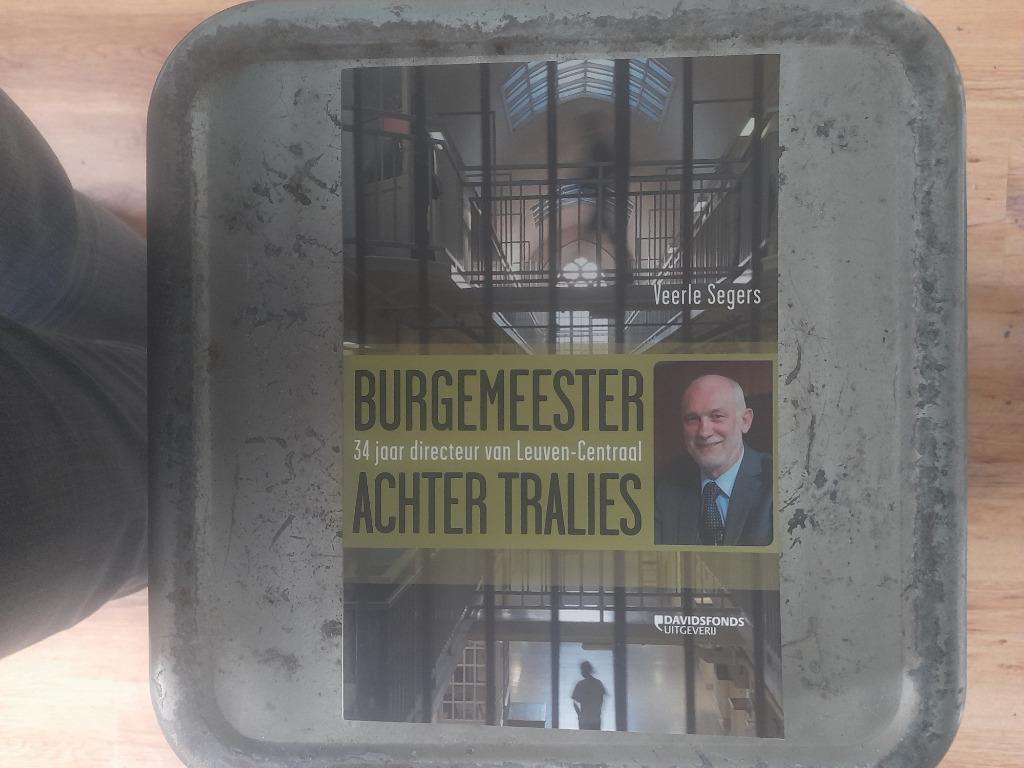 Burgemeester achter tralies, Envoi, Société