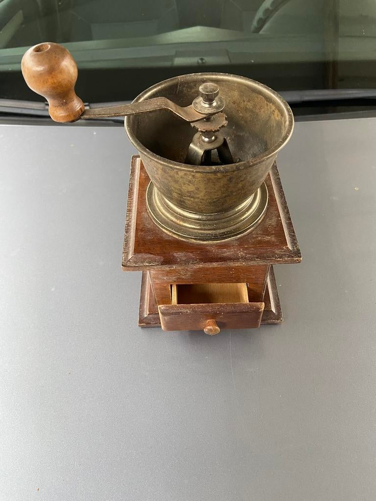 Vintage koffiemolen, Ophalen