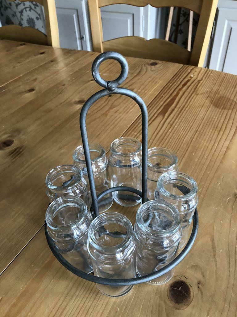 Petits vases dans un panier en métal., Comme neuf