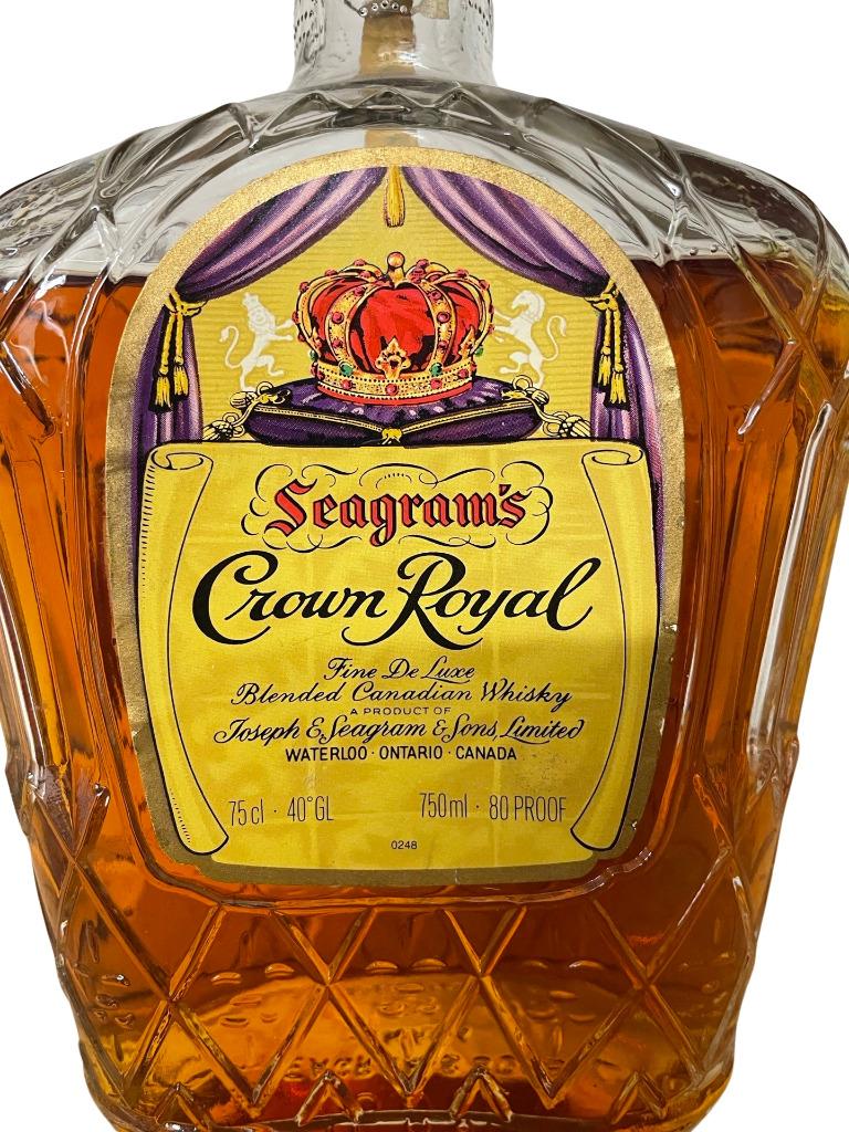 De whiskyfles van Crown Royal Seagram geopend, Verzamelen, Ophalen of Verzenden, Gebruikt, Overige gebieden, Overige typen