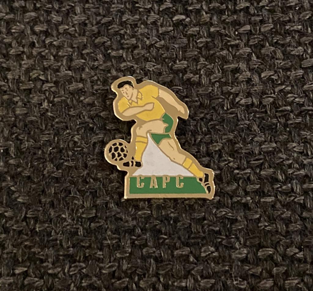 PIN - CAPC - FOOTBALL - VOETBAL, Envoi, Utilisé, Sport, Insigne ou Pin's