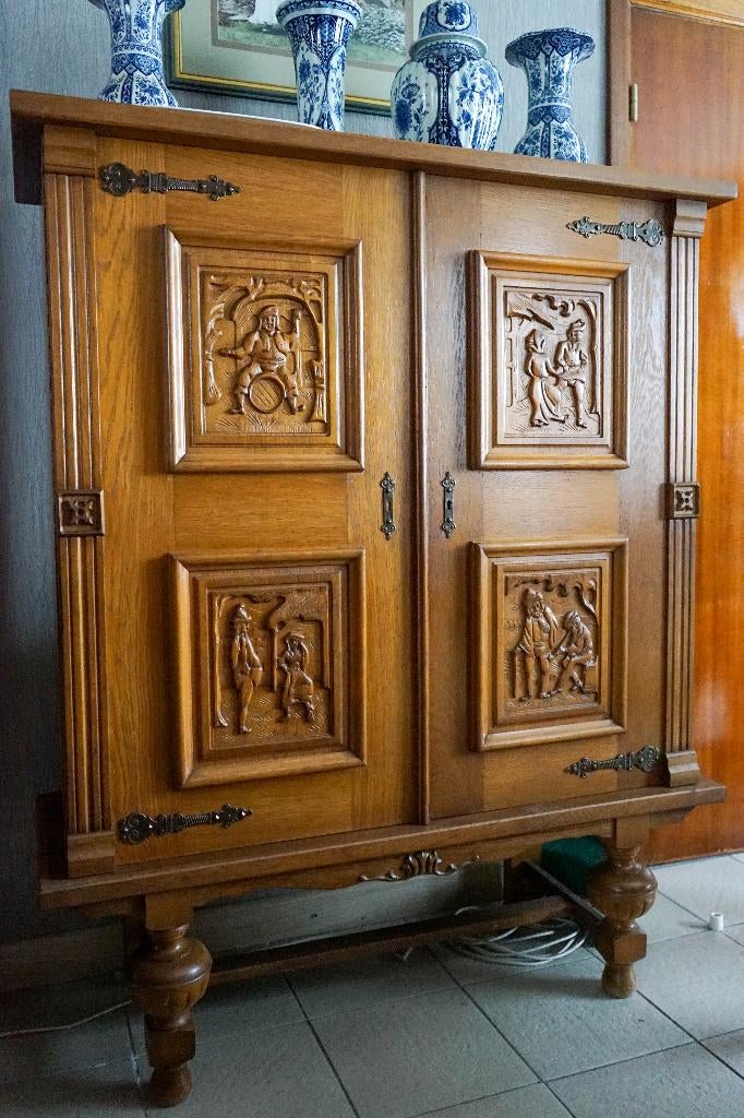 Mooie eetkamerkast met decoratieve panelen, Ophalen