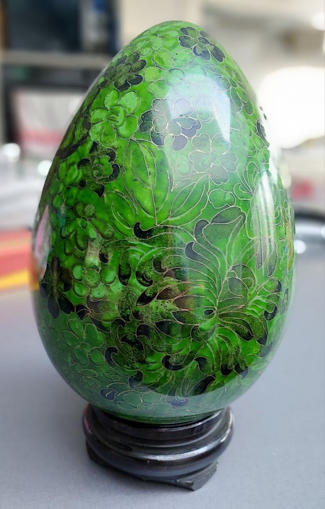 Groot cloisonné-ei op een voet, Ophalen