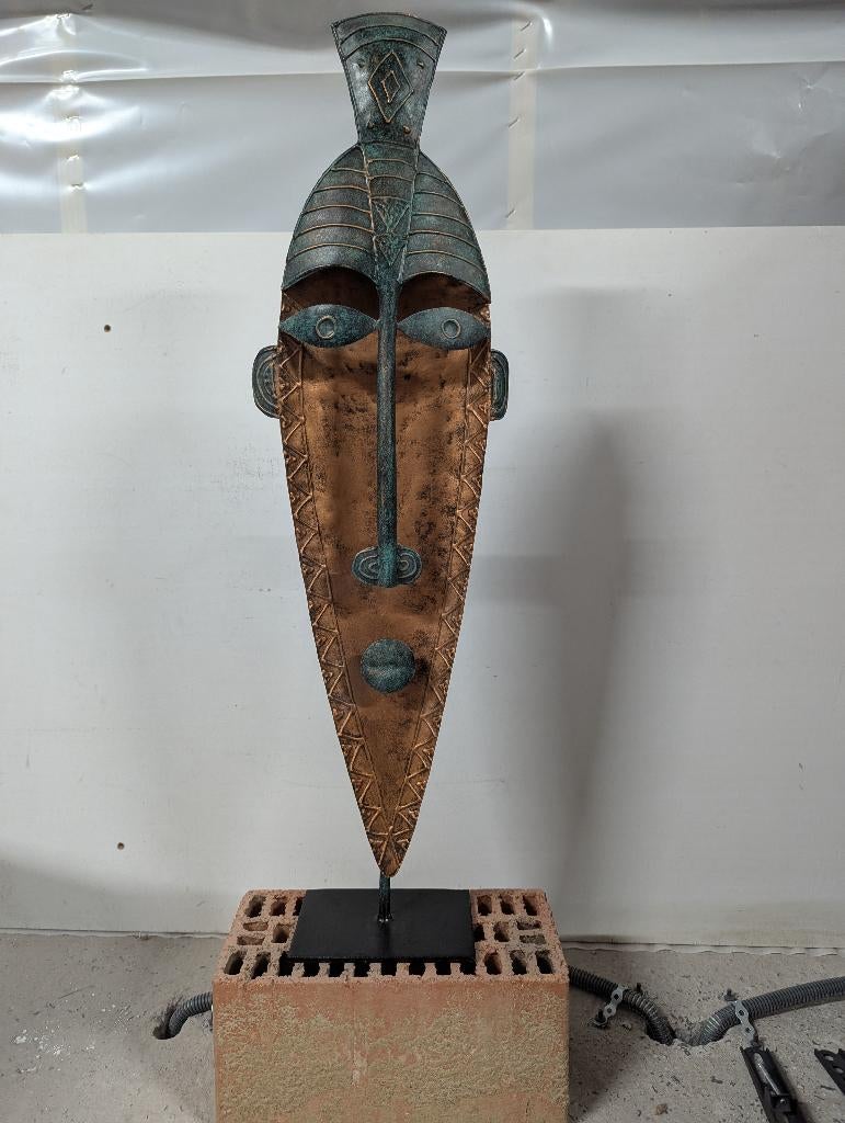 Etnisch maskerbeeld – metalen sculptuur op sokkel, Ophalen of Verzenden, Zo goed als nieuw