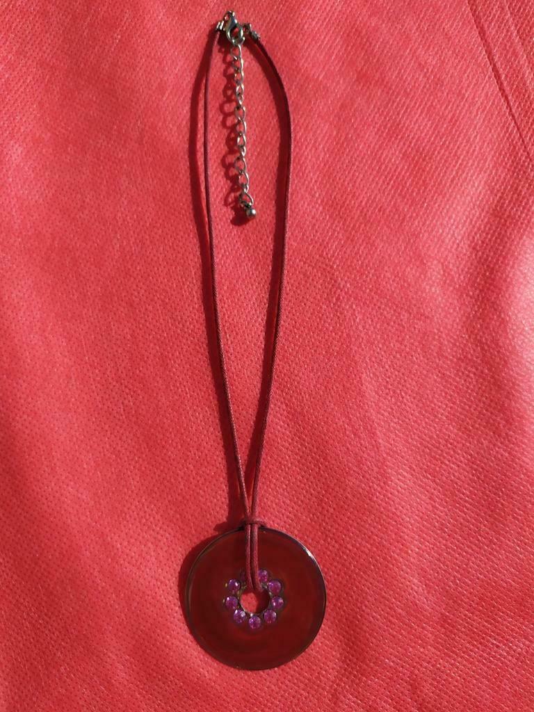 Collier corde avec pendentif, Bijoux, Sacs & Beauté, Colliers, Comme neuf, Autres matériaux, Violet, Avec pendentif, Enlèvement ou Envoi