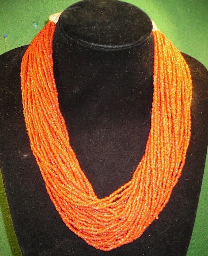COLLIER ARTISANAL 38 RANGS PETITES PERLES DE CORAIL, Bijoux, Sacs & Beauté, Colliers, Enlèvement ou Envoi, Comme neuf, Rouge, Autres matériaux