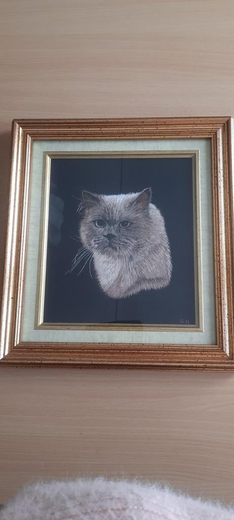 Geborduurde poes in vergulde lijst., Antiek en Kunst, Curiosa en Brocante, Ophalen of Verzenden