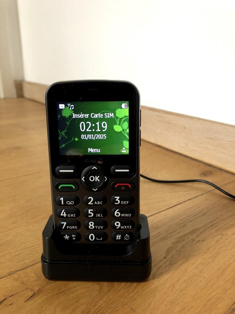 GSM DORO 5860 pour personnes âgées facile de charge, Telecommunicatie, Mobiele telefoons | Toebehoren en Onderdelen, Ophalen, Zo goed als nieuw
