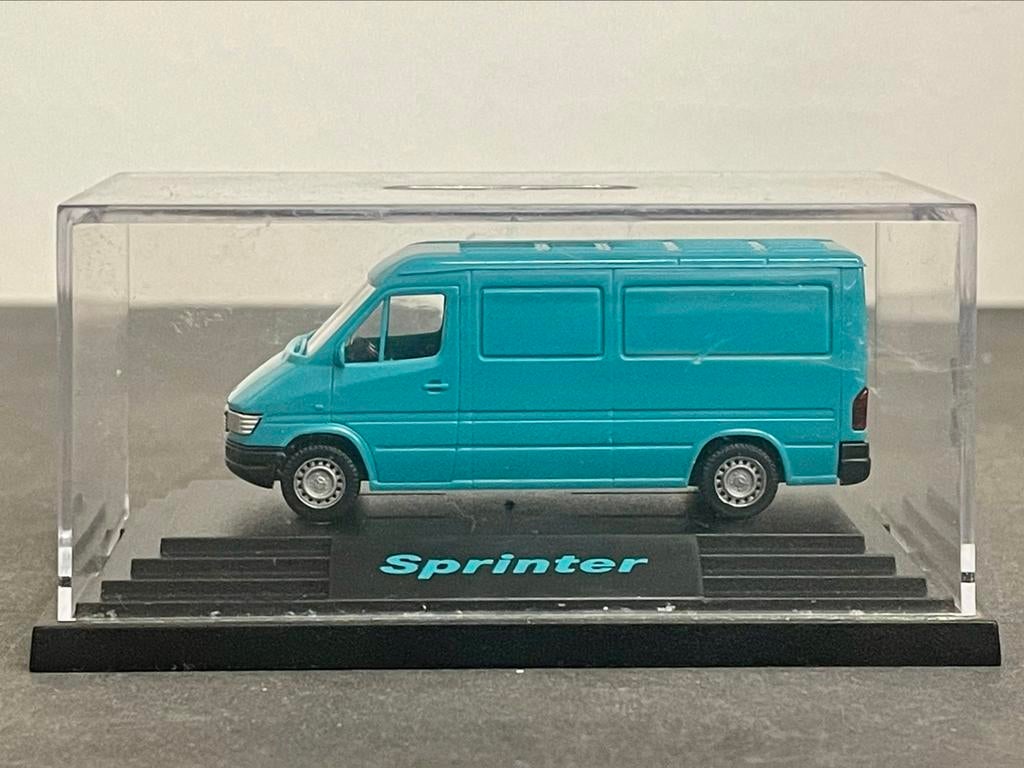 Wiking MB Sprinter in vitrinebox 1/87, Enlèvement ou Envoi, Comme neuf, Bus ou Camion, Herpa