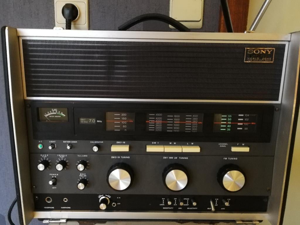 wereld radio Sony CRF 220 uit 1972, Antiek en Kunst, Ophalen