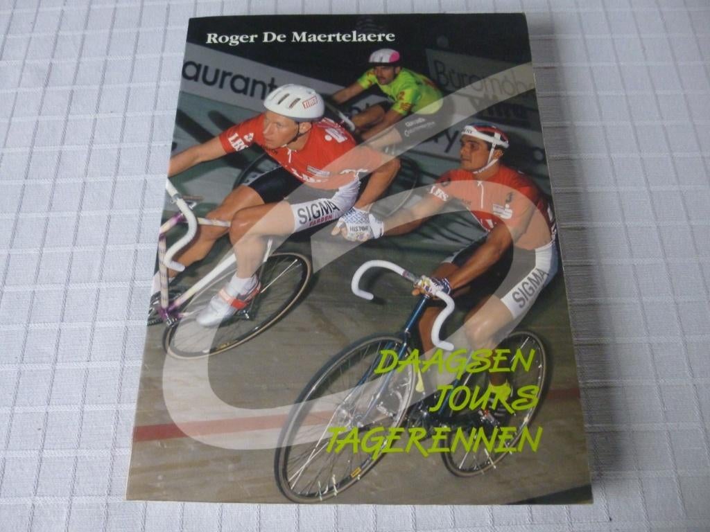 boeken sport ( wielrennen  - voetbal ), Boeken, Ophalen of Verzenden, Gelezen