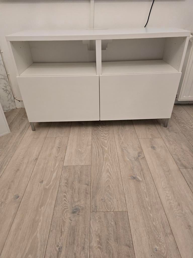 Witte tv-standaard, Ophalen