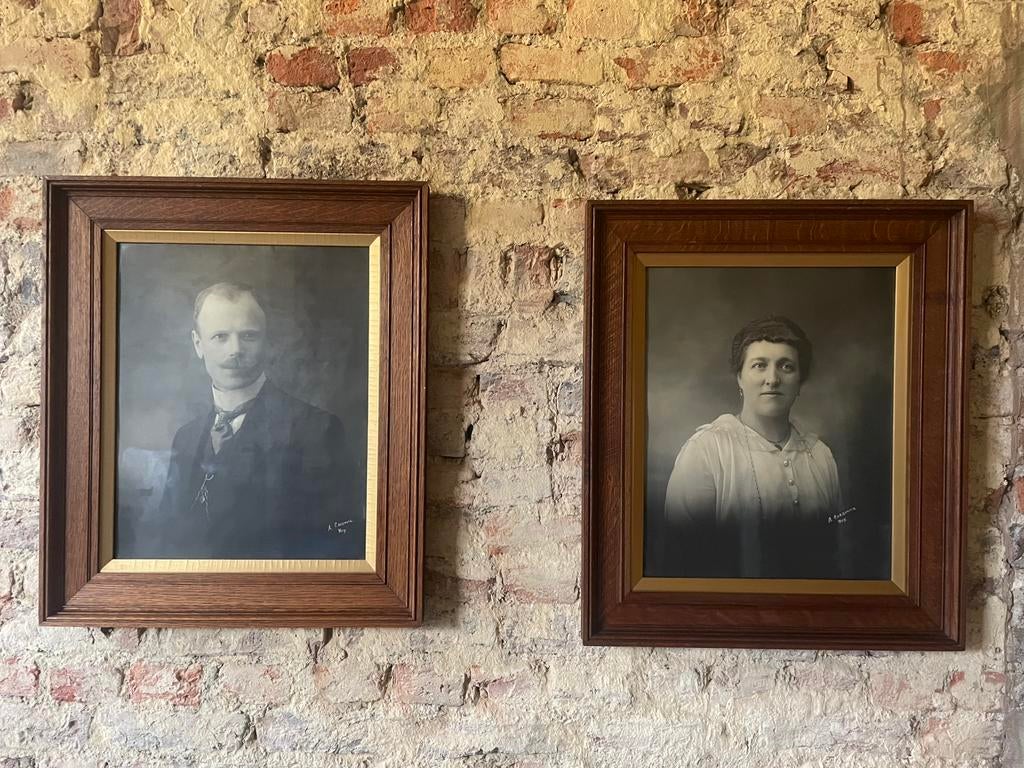Lot de deux anciens portraits encadrés, Enlèvement