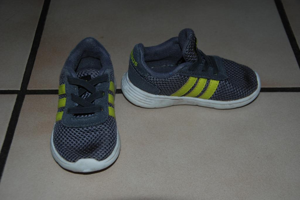 Adidas grijze lage sneakers Maat 21 Zeer goede staat!!!, Overige typen, Ophalen of Verzenden, Zo goed als nieuw, Jongetje