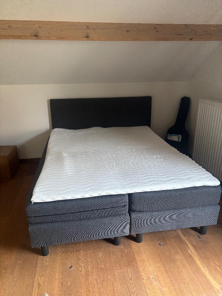 Lit BOXSPRING 160x200 avec surmatelas et linge de lit, Gris, Enlèvement, Utilisé, 200 cm