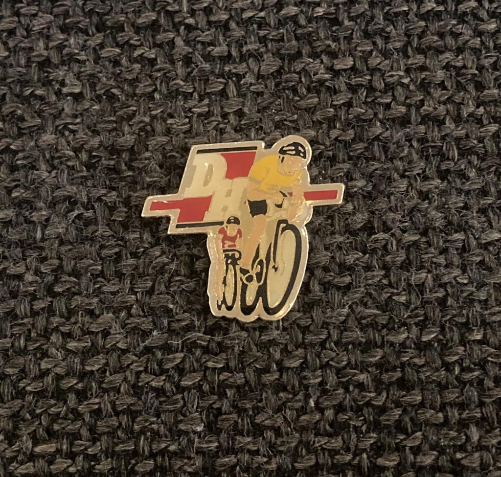 PIN - DH - LA DERNIERE HEURE - WIELRENNEN - COURSE A VELO, Collections, Envoi, Utilisé, Sport, Insigne ou Pin's