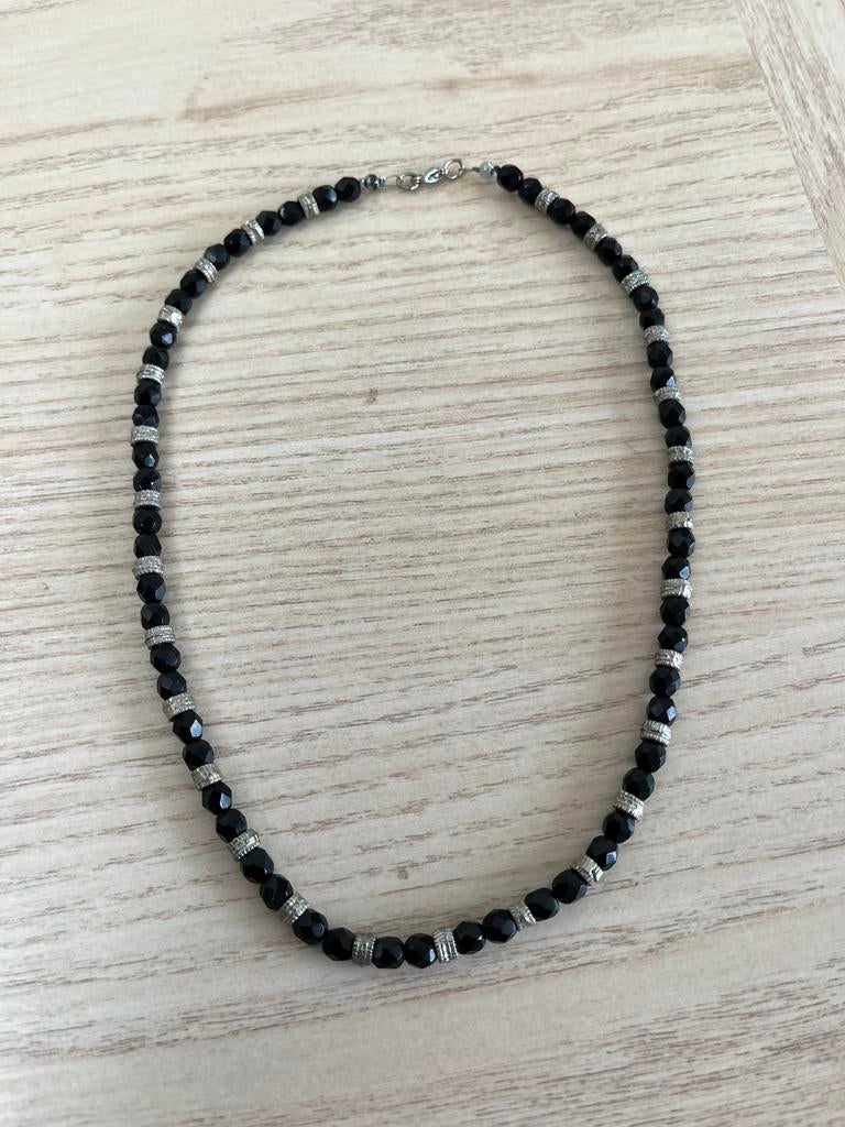 Ketting met zwarte en zilveren kraaltjes, Ophalen of Verzenden