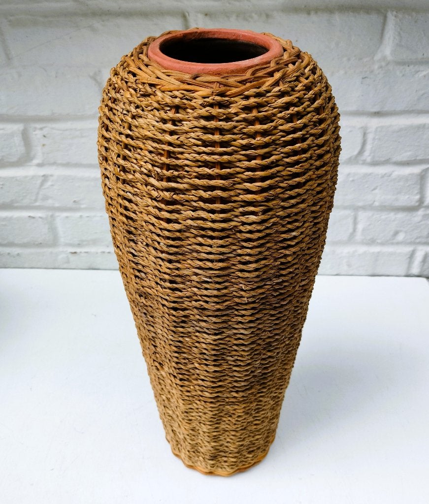 Terracotta vaas met touw en rotan omwikkeld. PARLANE. Brits., Ophalen