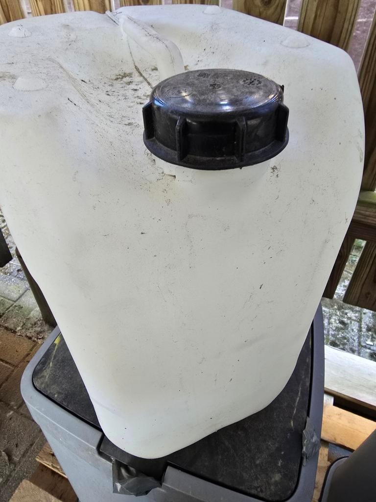 25 liter Jerry kan, Ophalen