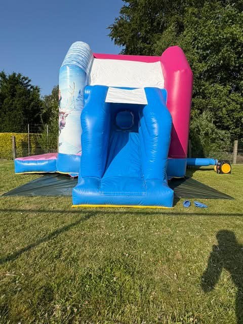Frozen springkasteel met glijbaan incl blower, Ophalen, Zo goed als nieuw