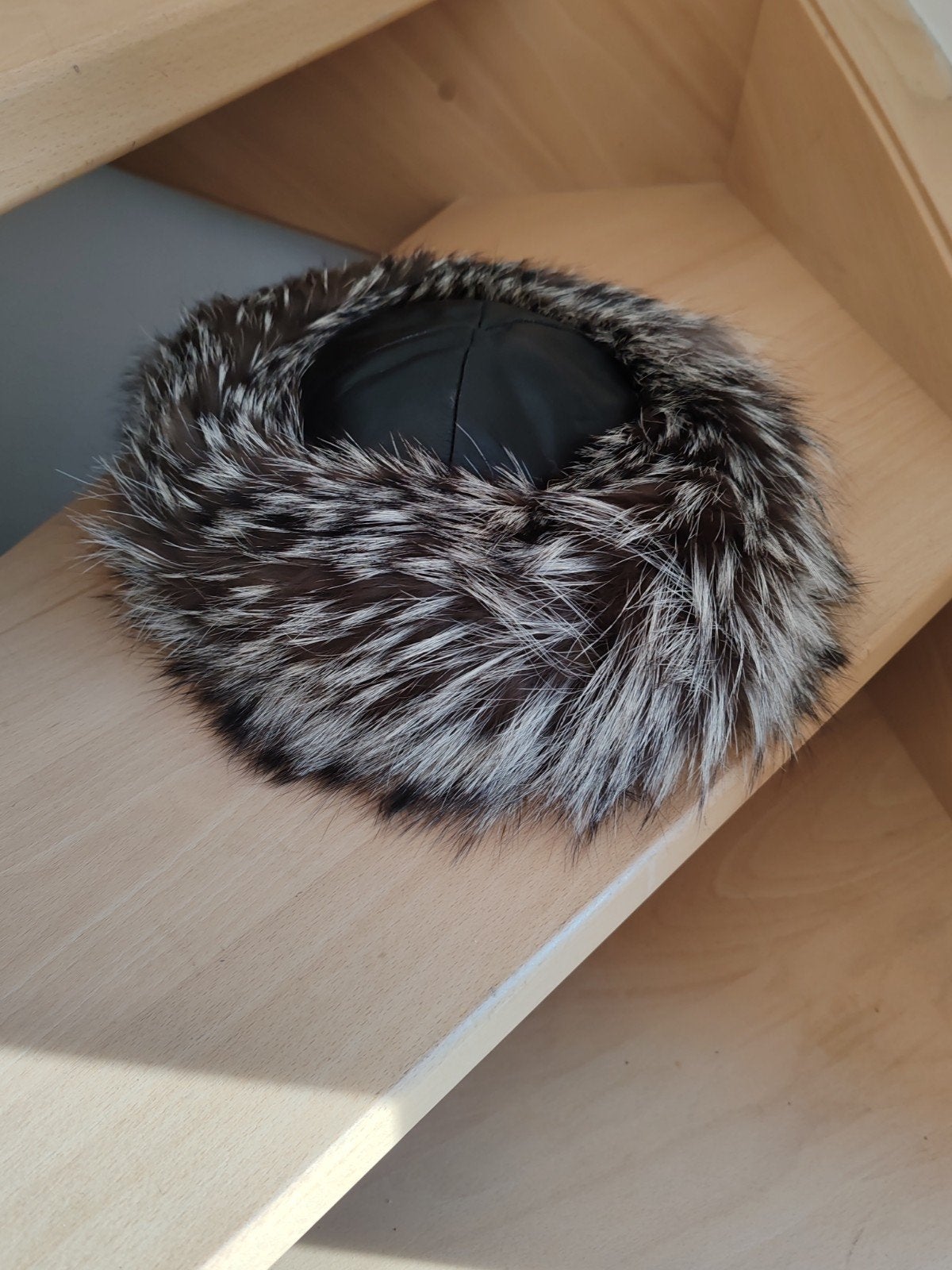 chapeau renard argenté, Enlèvement