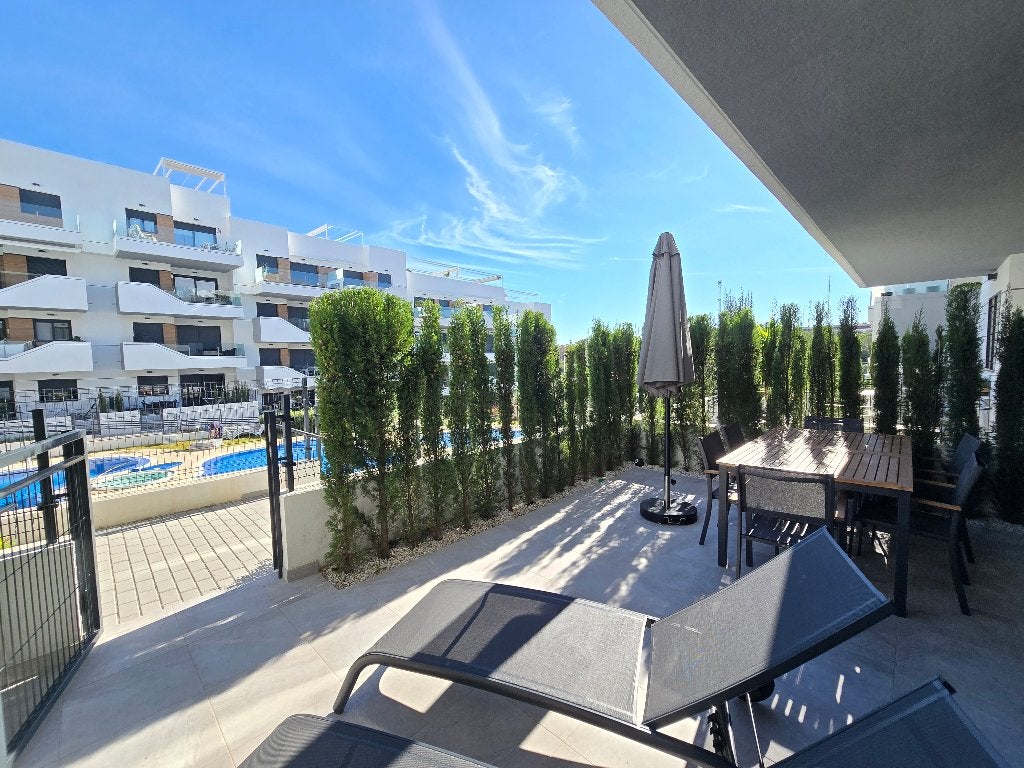 Gelijkvloers appartement in Villamartín met ruim terras, Immo, Dorp, Spanje, 2 kamers, 68 m²