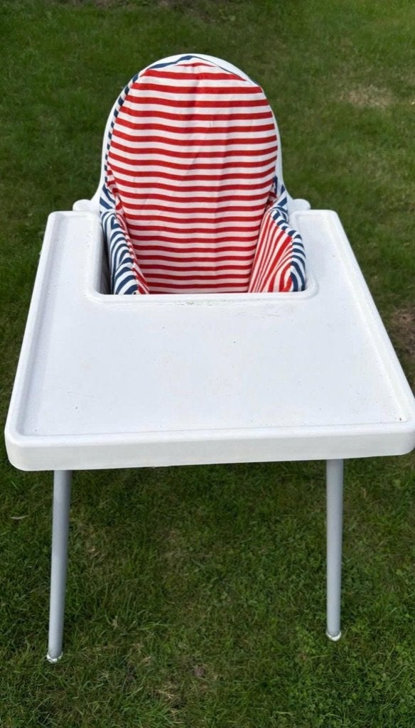 Witte kinderstoel + eetblad + binnenkussen + riempjes, Enfants & Bébés, Chaises pour enfants, Enlèvement, Utilisé, Autres types