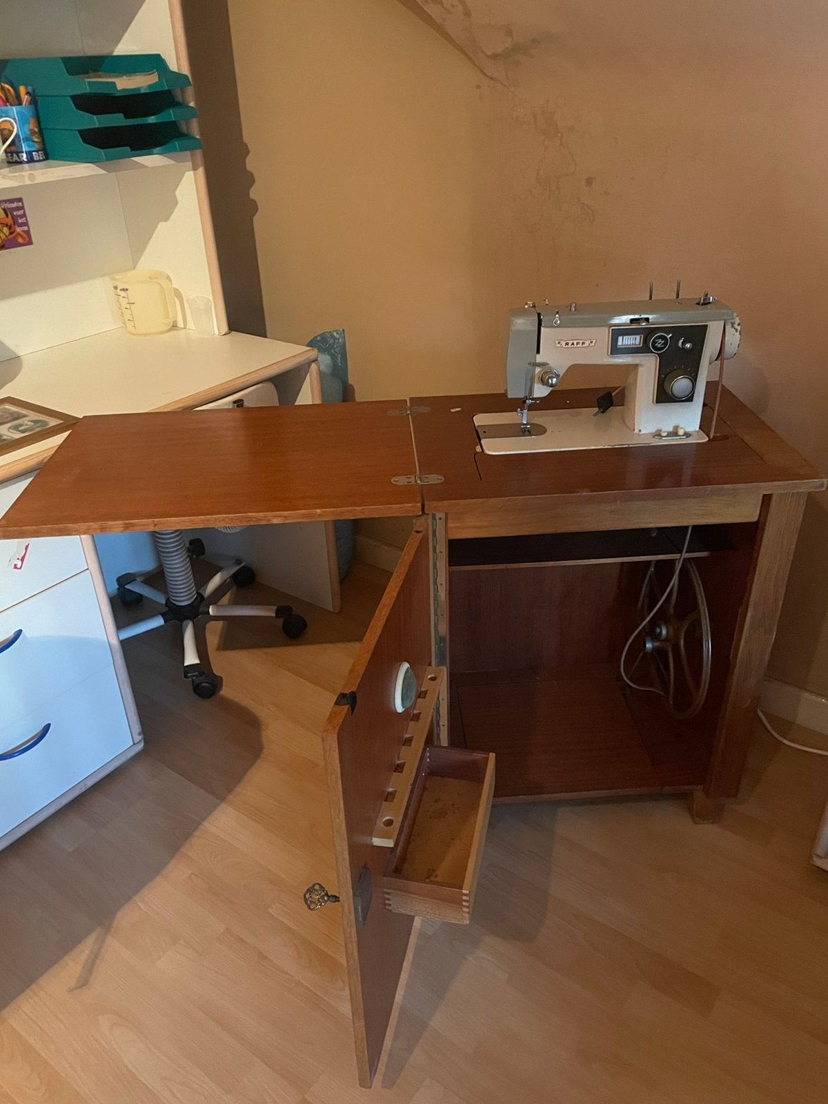 Vintage RAFF naaimachine in originele houten kast, Antiek en Kunst, Ophalen