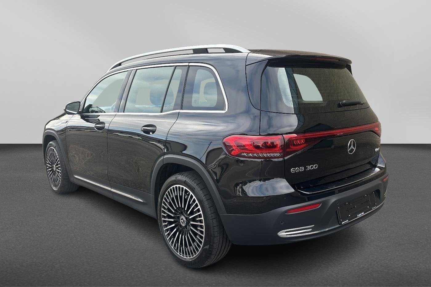 Mercedes-Benz EQB 300 4MATIC, Auto's, Automaat, Gebruikt, Zwart, 5 zetels