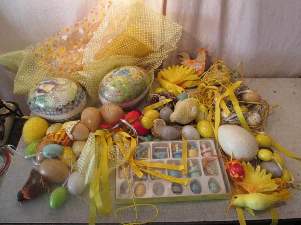 Belle fête avec toutes sortes de décorations de Pâques, Enlèvement ou Envoi, Comme neuf