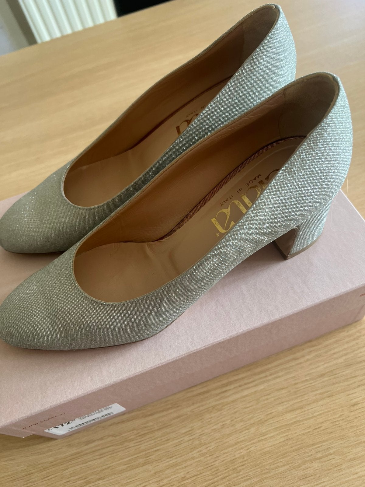 Elata schoen gesloten pump. Dikke hak 4 cm zilver 37,5, Ophalen, Zo goed als nieuw, Overige kleuren, Pumps
