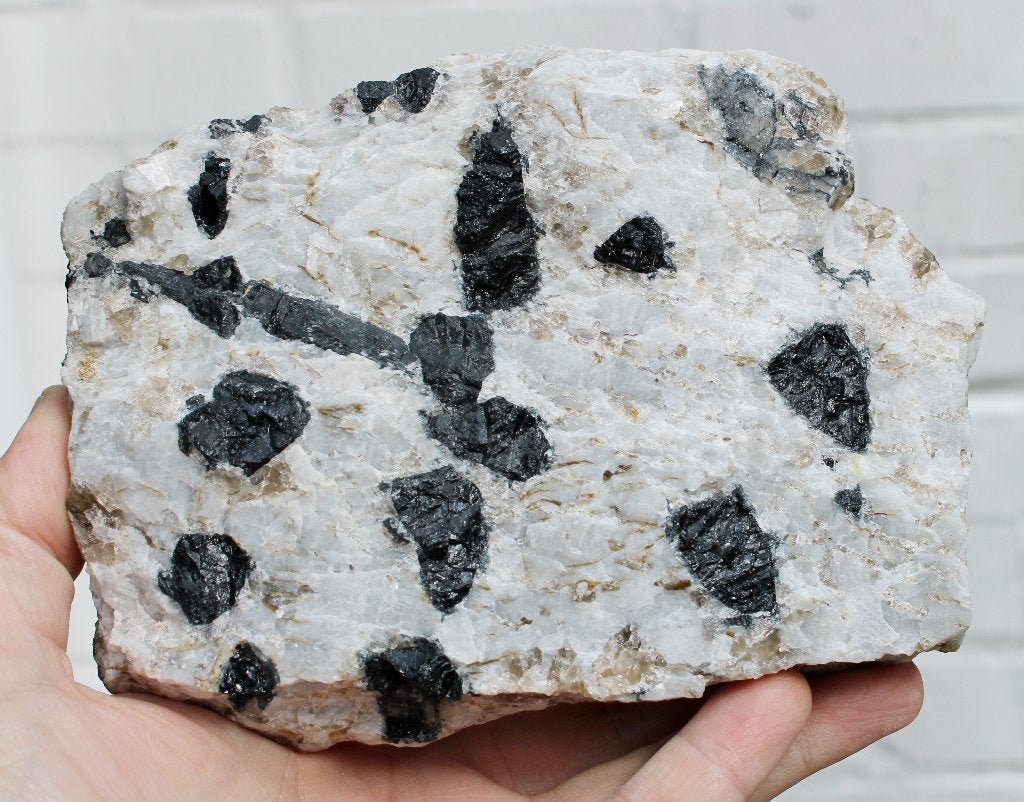 TOURMALINE var SCHORL en granit gravé de FINLANDE, Collections, Enlèvement ou Envoi, Minéral
