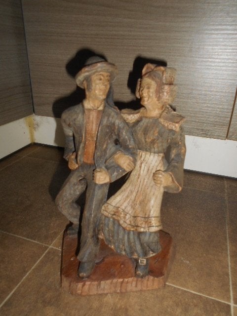 Houten beeld - koppel in klederdracht Frankrijk, Antiek en Kunst, Ophalen of Verzenden, Handgemaakt, Hout, Beeld