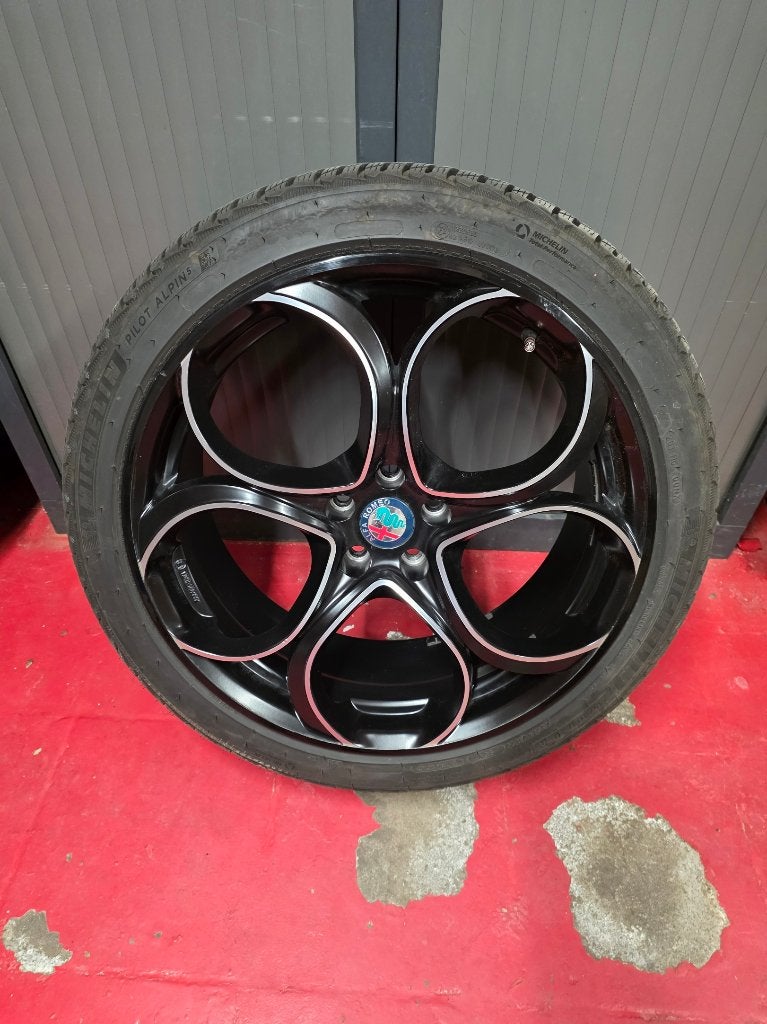 jantes et pneus, Auto-onderdelen, Banden en Velgen, Ophalen, Gebruikt, Banden en Velgen, 235 mm