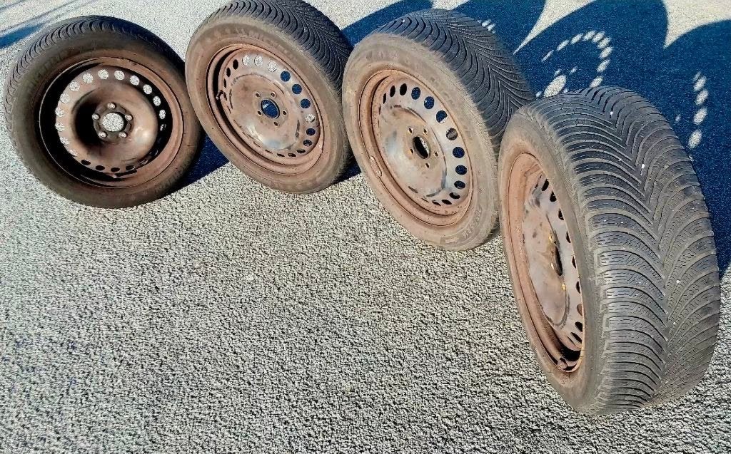 4 roues hiver 205/55-16 d'une Ford Focus, Pneus et Jantes, Pneus hiver, 16 pouces, 205 mm