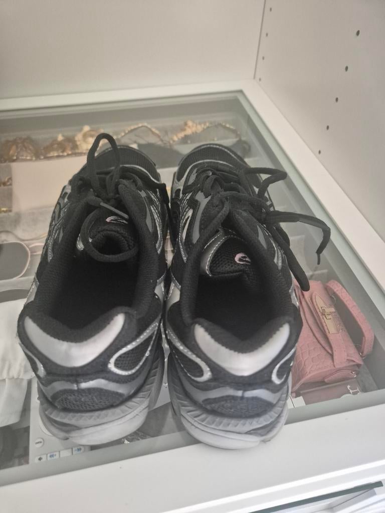 2 bijna nieuwe schoenen van merk asics, Kleding | Heren, Schoenen, Ophalen of Verzenden