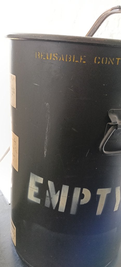 Oude hoge metalen lege olieton met deksel, Ophalen, Gebruikt