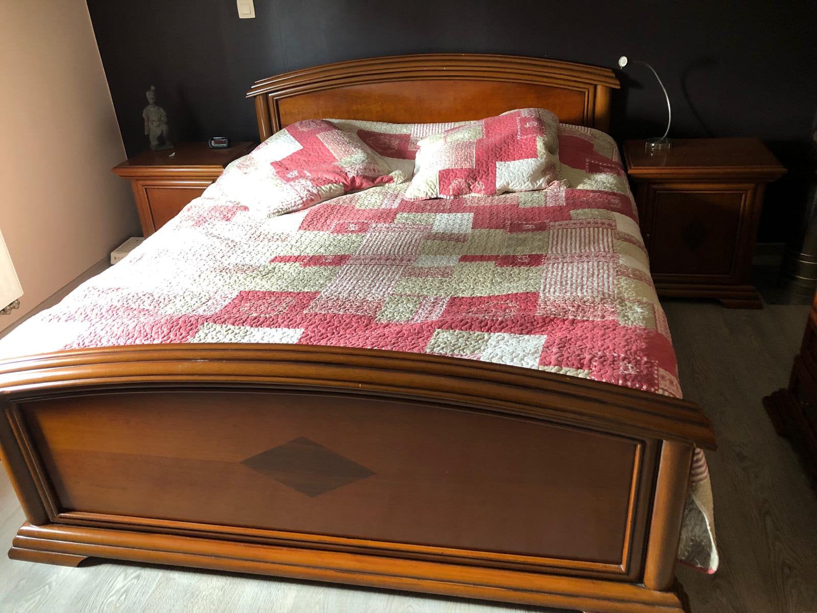 Chambre à coucher noyer: lit + commode + tables de nuit, Enlèvement, Utilisé
