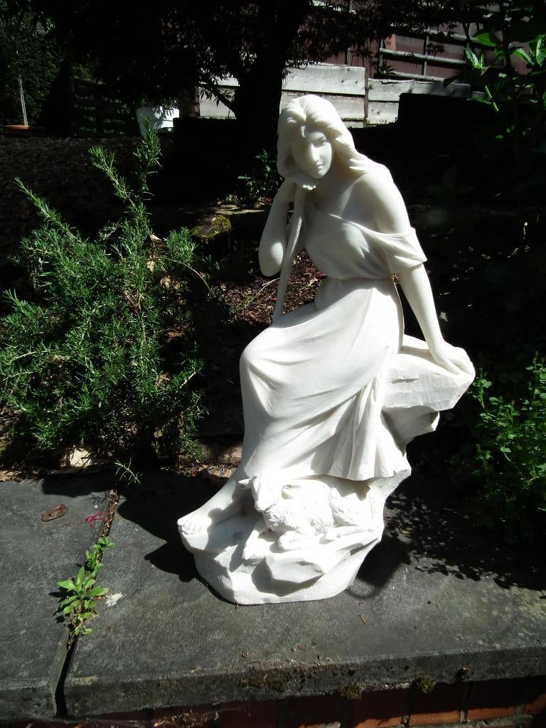 Oud witmarmeren beeld (de herderin) H 57/ B 32 cm, Ophalen, Gebruikt, Steen, Overige typen