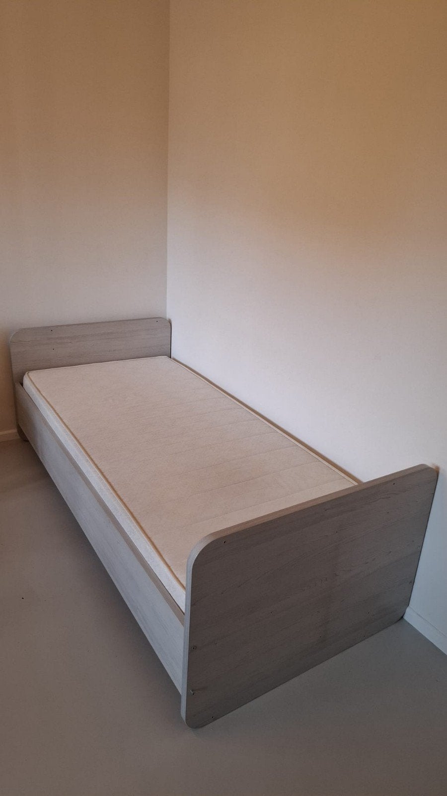 1-persoonsbed omvormbaar tot babybed, Huis en Inrichting, Slaapkamer | Bedden, Ophalen, Gebruikt, Grijs, Hout