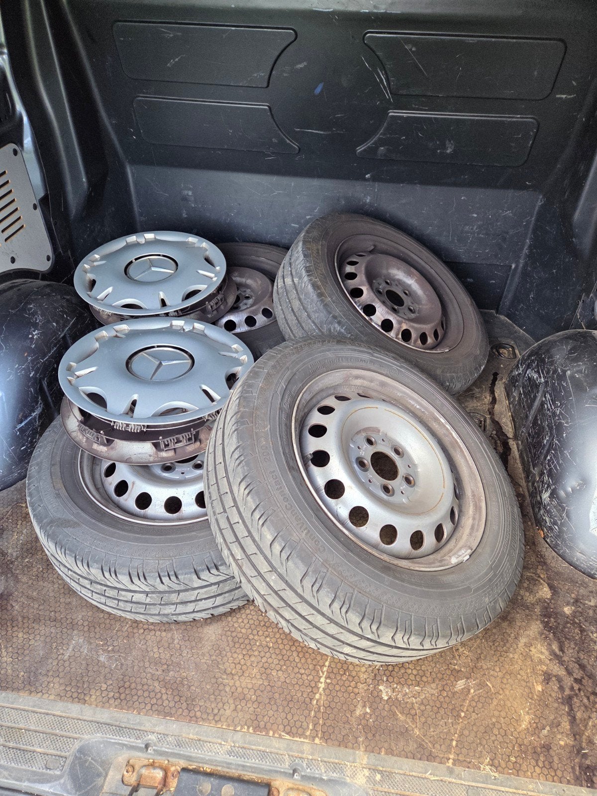 16 inch stalen velgen vito/viano met goede banden/wieldoppen, Ophalen