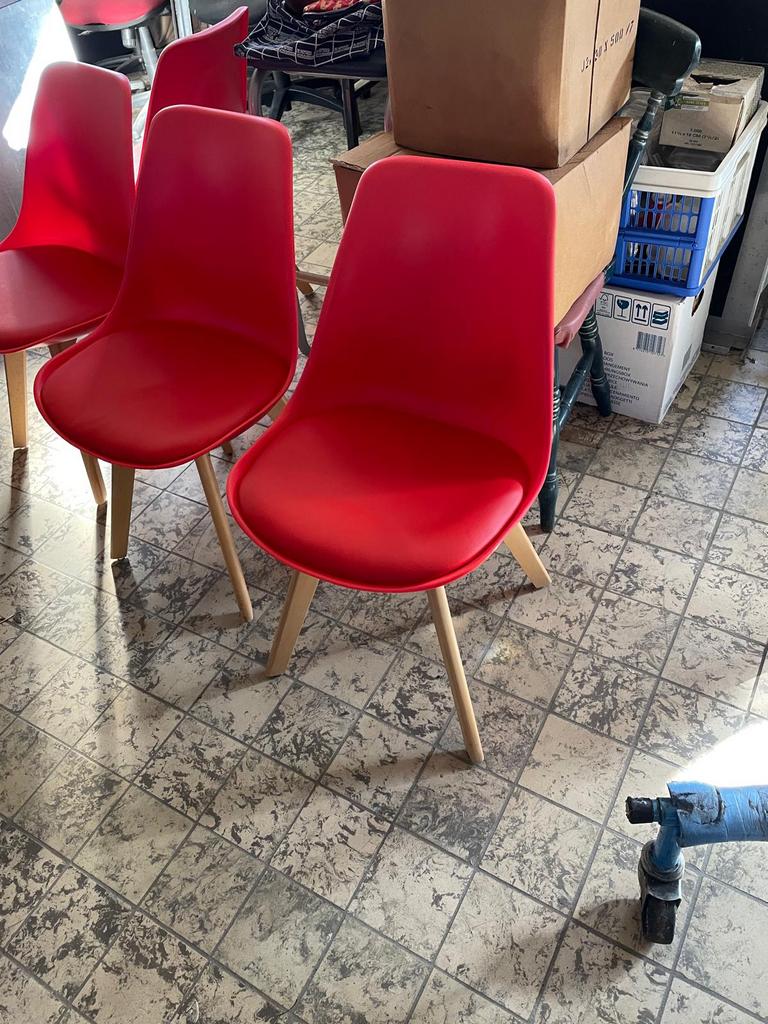 4 chaises de salle à manger design rouges avec pieds en bois, Maison & Meubles, Chaises, Comme neuf, Quatre, Bois, Synthétique