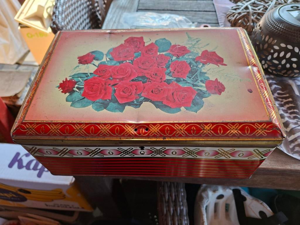Ancienne boîte métal roses rouges, Ophalen of Verzenden