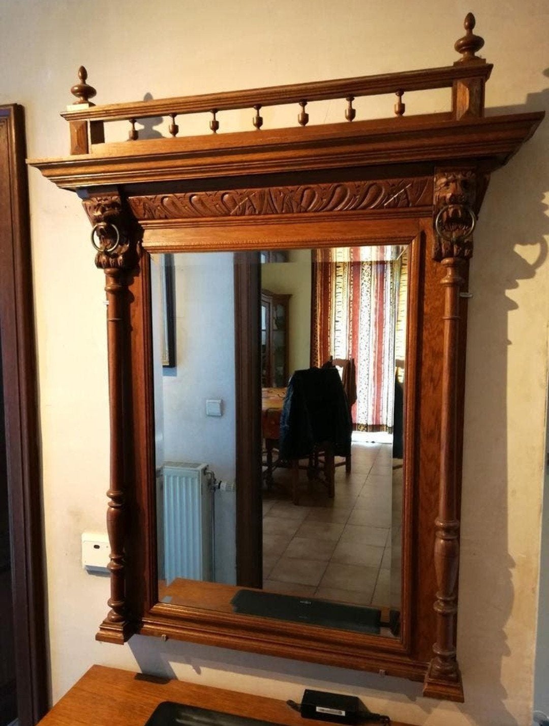 Miroir tête de lion., Enlèvement